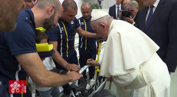 I corridori di Athletica Vaticana in udienza da Papa Francesco