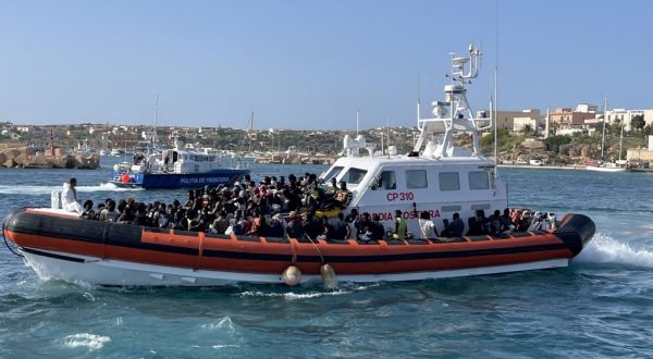 A Lampedusa sbarchi senza sosta, donna incinta perde bimbo