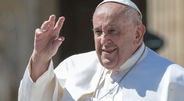 Papa Francesco “La Chiesa non ha porte e accoglie tutti”