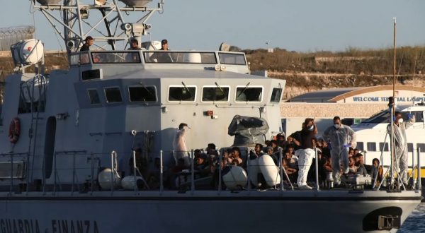 A Lampedusa sbarchi senza sosta, hotspot al collasso