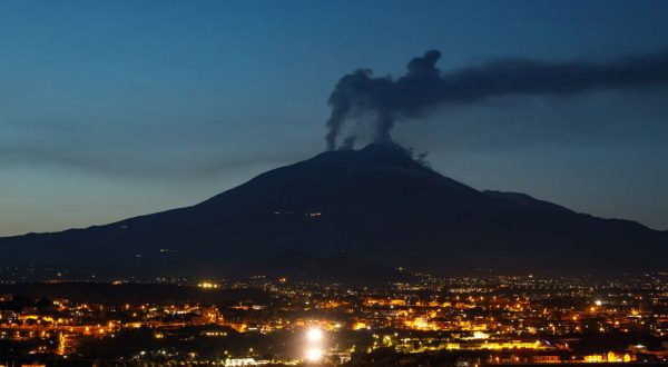 Etna, l’aeroporto di Catania chiuso fino alle 20 per la cenere vulcanica