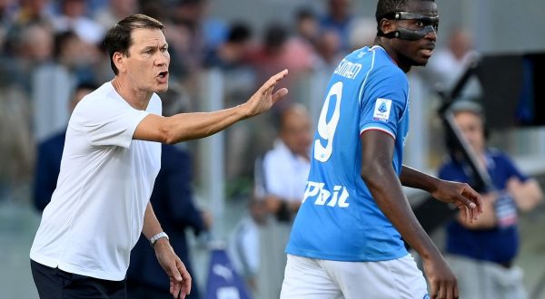 Osimhen trascina il Napoli, Frosinone battuto 3-1