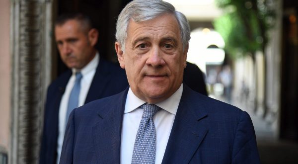 Migranti, Tajani “Presto meccanismi più stringenti per i rimpatri”