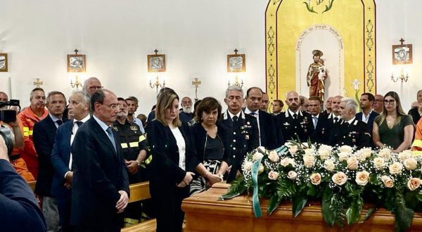 Schifani a funerale operaio forestale “Vittima innocente di mani criminali”