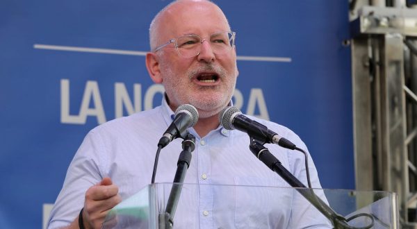 Timmermans lascia la Commissione Ue, le deleghe passano a Sefcovic