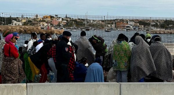 Record di sbarchi a Lampedusa, 4.024 persone in un hotspot strapieno