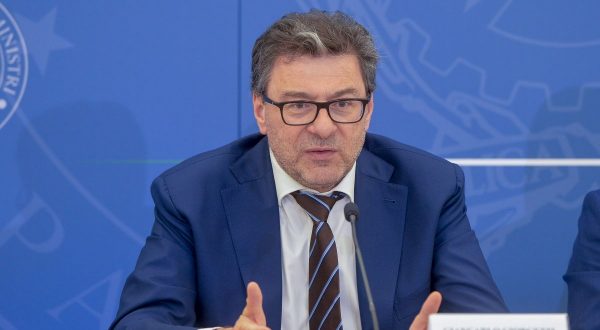 Tim, Giorgetti “Partecipazione MEF fino a un massimo di 2,2 miliardi”