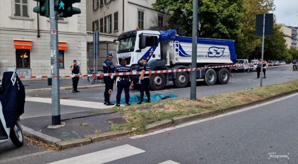 Milano, ciclista 28enne travolta da un camion in Porta Romana