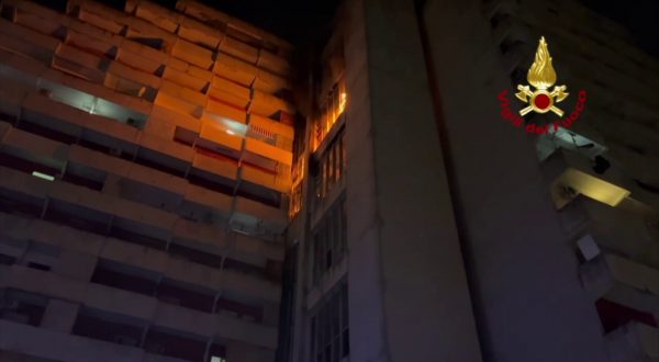 Napoli, incendio nella Vela Rossa di Scampia