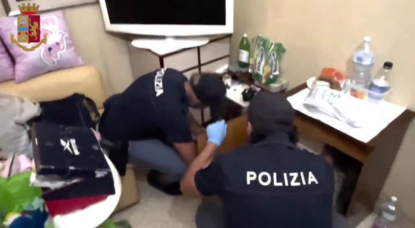 Furti e ricettazione di beni di lusso, sgominata banda a Salerno