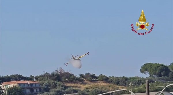 Fiamme nella periferia di Crotone, in azione due canadair