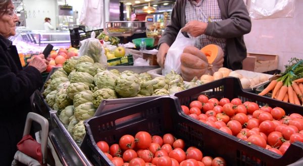 Consumi, 6 italiani su 10 tagliano le spese