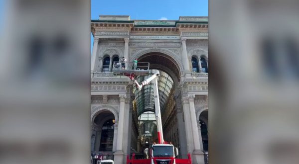 Avviata pulizia scritte sull’arco d’ingresso della Galleria di Milano