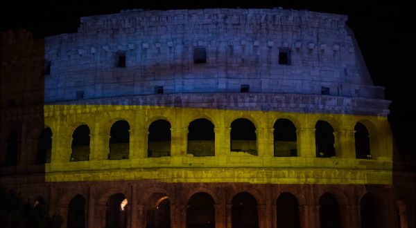 Il Colosseo si illumina con i colori della bandiera dell’Ucraina