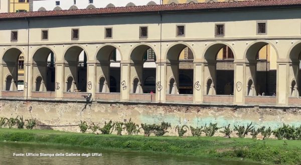 Firenze, imbrattate le colonne del Corridoio Vasariano