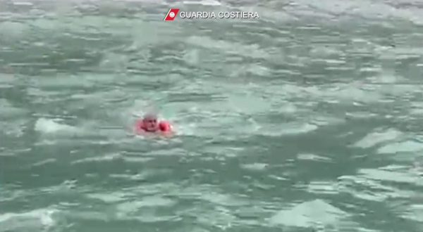 Turista soccorso in mare nel salernitano, le immagini