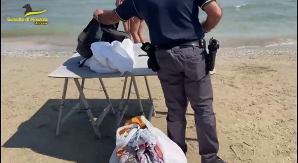 Ad Ancona blitz della Gdf in spiaggia, sequestrati 21 mila articoli