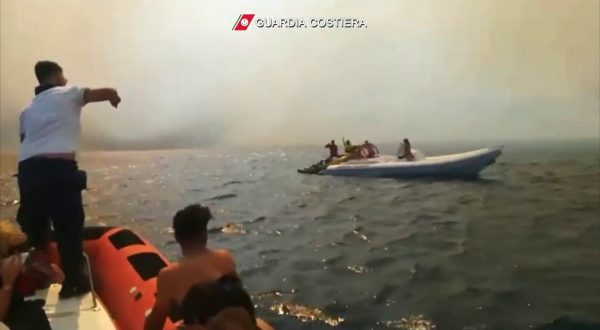 Incendio a Scopello, le immagini del rocambolesco salvataggio via mare