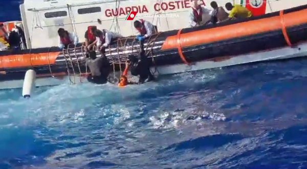 Il salvataggio dei migranti al largo di Lampedusa, le immagini