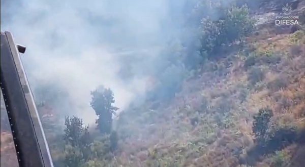 Elicotteri in azione per spegnere gli incendi in Sicilia e Sardegna