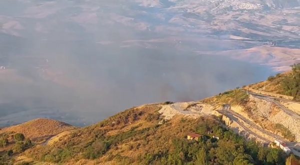 Roghi alle pendici di Enna, canadair in azione per domare le fiamme