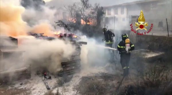 Una sessantina di interventi per gli incendi tra Nuoro e Cagliari