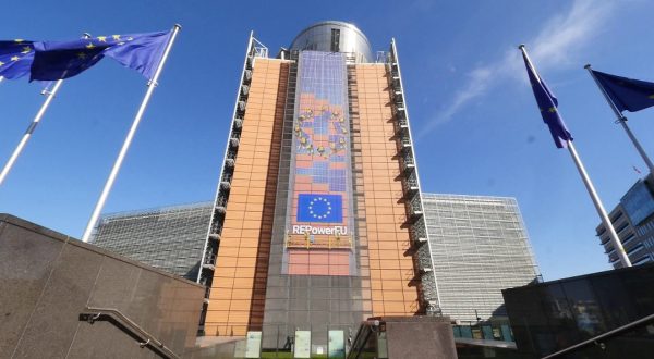 Ue, la bilancia commerciale torna in positivo