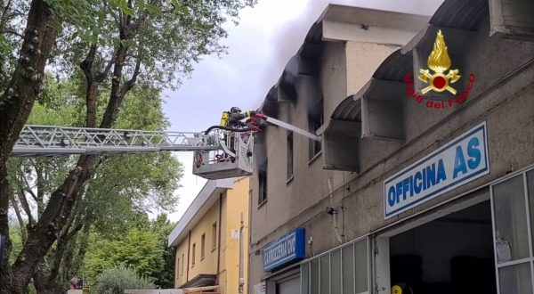 Incendio uffici nella zona industriale a Trieste, in corso spegnimento