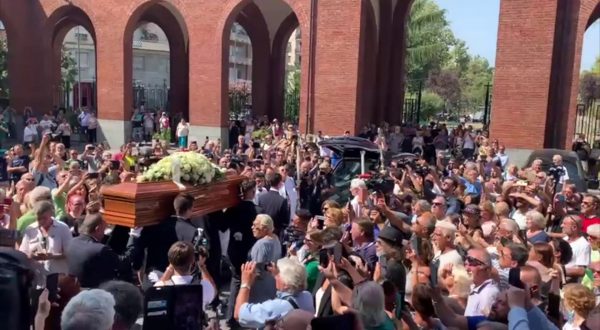 Funerali di Toto Cutugno a Milano, fan cantano “L’italiano”