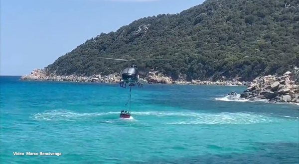 Elicottero in azione per spegnere l’incendio a Cala Pira in Sardegna