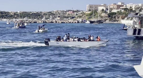 Sbarco autonomo con migrante in mare a Lampedusa, le immagini