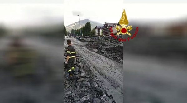 Fango e detriti invadono le strade di Bardonecchia, le immagini