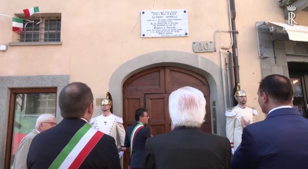 Mattarella alla scopertura di una targa dedicata ad Altiero Spinelli