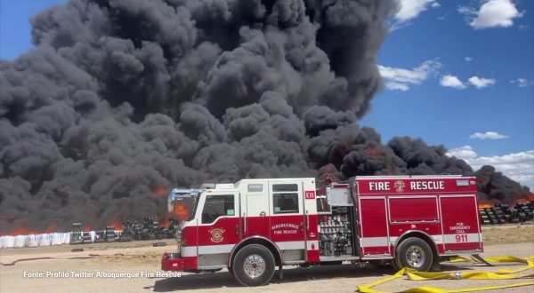 In fiamme deposito di plastica in New Mexico, nube nera minaccia città