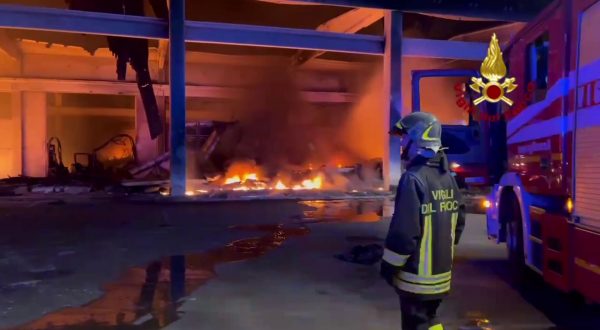 Incendio distrugge capannone con materiale plastico nel potentino