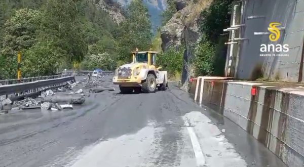 Esonda il torrente, statale 335 di Bardonecchia ricoperta di detriti