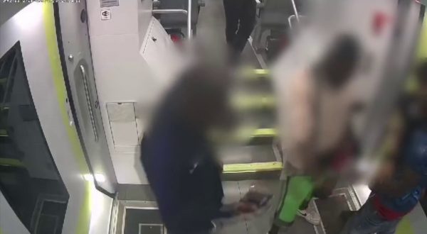 Rapinano passeggeri sul treno a Lecco armati di machete