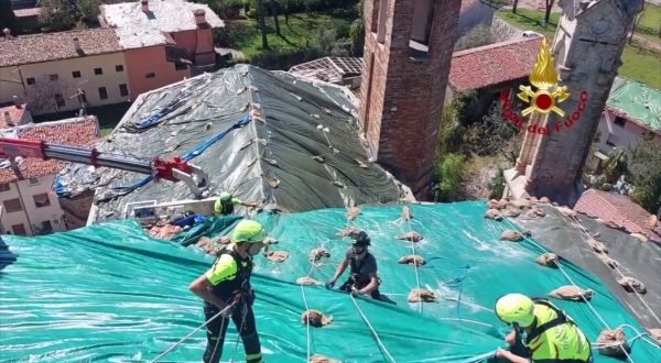 Maltempo, vigili del fuoco al lavoro sul tetto del Duomo a Mortegliano