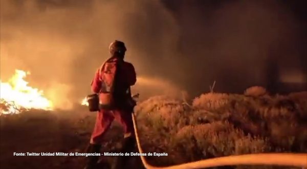 Maxi incendio a Tenerife, oltre 12 mila evacuati