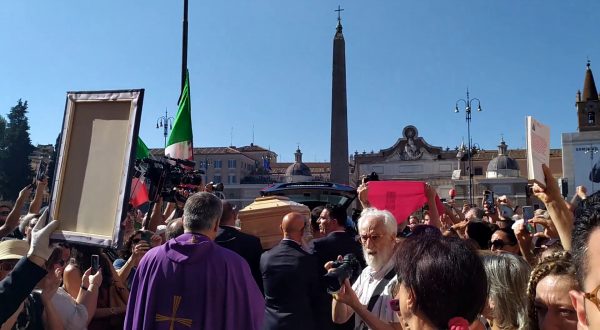 Ai funerali di Michela Murgia la folla canta “Bella ciao”