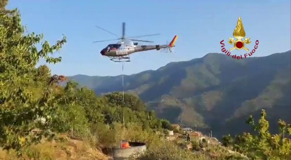 Liguria, proseguono le operazioni di spegnimento di due incendi