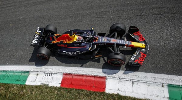 Verstappen vince a Monza 10a di fila, sul podio Perez e Sainz