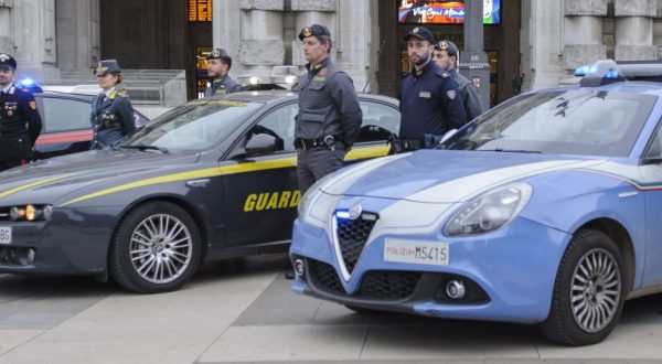 Blitz interforze nei quartieri “a rischio” di Roma e Napoli