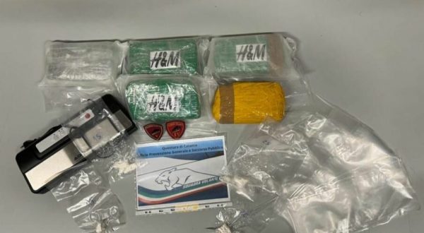 In casa con 4,8 chili di cocaina, 27enne arrestato a Catania