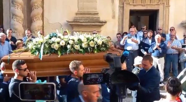 L’ultimo saluto a Marisa Leo, folla commossa ai funerali a Salemi