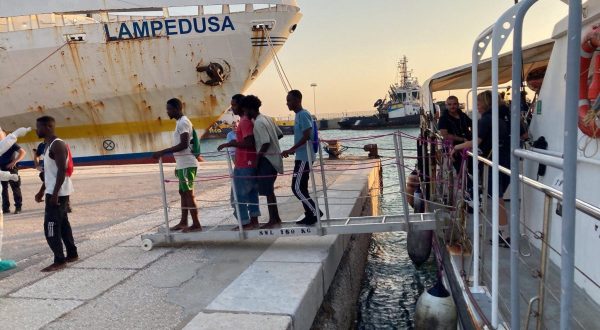 1.500 migranti nell’hotspot di Lampedusa, oggi la visita di Meloni e Von der Leyen