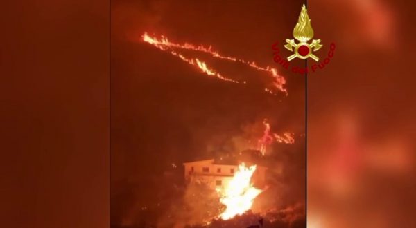 Palermo, incendi da Brancaccio a Gibilrossa. Le immagini