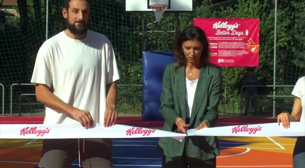 Kellogg riqualifica un campo da basket a Reggio Emilia con Belinelli