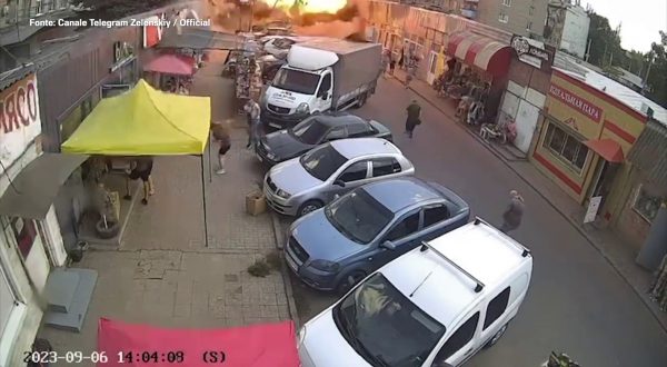 Bomba russa su un mercato in Ucraina, almeno 16 le vittime