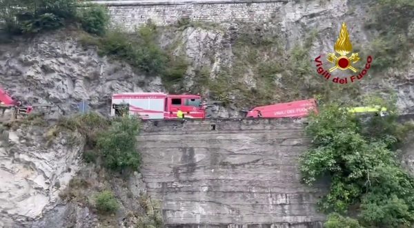 Brescia, camion cade da scarpata per 70 metri. Morto l’autista